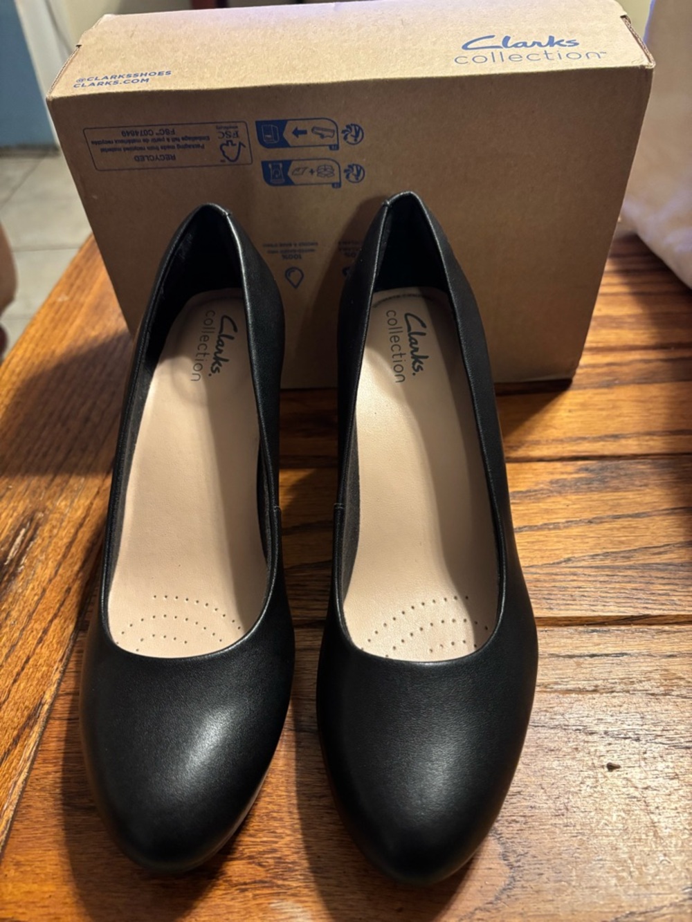 Clarks Adriel Viola  Cushioned Black Leather Classic Round-Toe Mid Heel Pumps